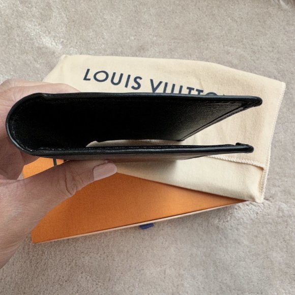 Authentic Louis Vuitton Pocket Agenda Cover in Black Epi Leather - Picture 10 of 10